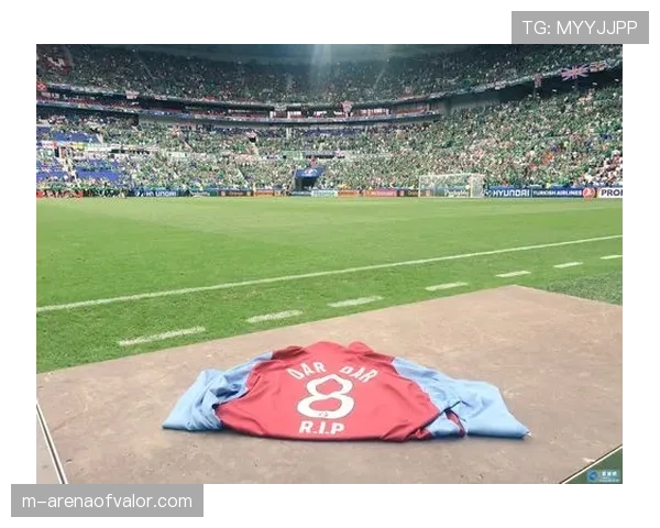 打进赛季第25球后,科隆老将向看台去世球迷横幅鞠躬致意 打进赛季第25球后,科隆老将向看台去世球迷横幅鞠躬致意